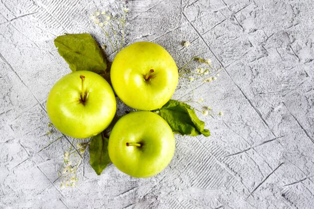 滋养果香奇幻三个完整的绿色苹果和苹果楔特写镜头素食 健康的生活方式零食多汁的新鲜