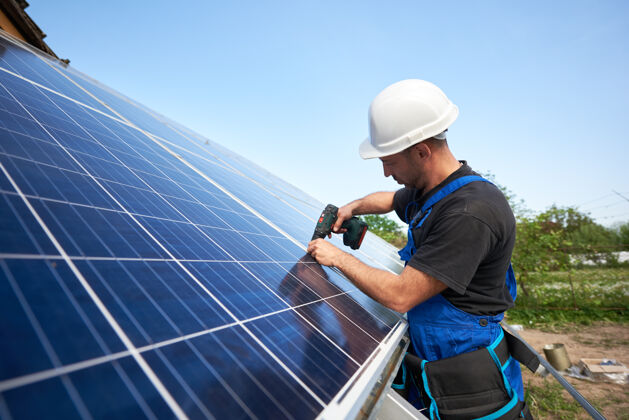 新独立太阳能电池板系统安装 可再生绿色能源安装建筑技术员