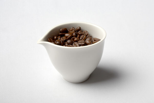 风味装满哥伦比亚咖啡豆的白瓷杯上瘾杯子陶器