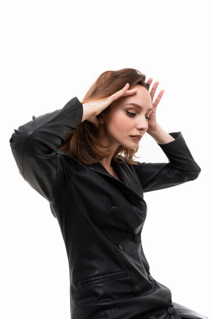 时尚一个穿着黑色皮衣的年轻女子在白色背景上摆姿势的肖像姿势哥特黑发