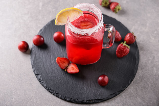 新鲜新鲜的夏季鸡尾酒在石板板板上的梅森罐子里果汁饮料美味