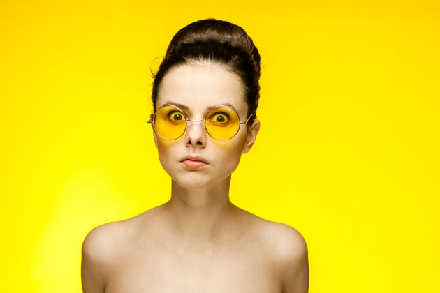 凝视光着肩膀戴着黄色眼镜的女人女性真实室内
