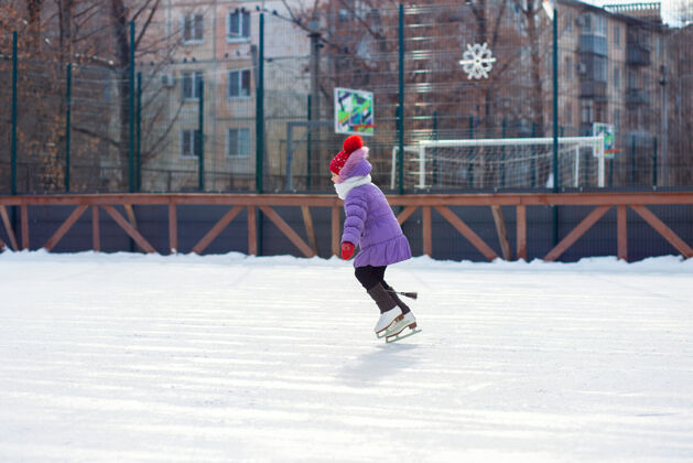 二月冬天在城里溜冰场溜冰的女孩城市溜冰溜冰场