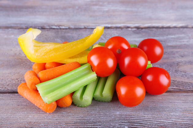 健康新鲜蔬菜放在质朴的木板上大棒适当胡椒