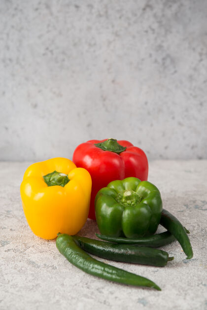 辣椒粉新鲜多汁的甜椒在灰色 复制空间蔬菜素食素食