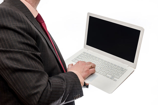 屏幕西装革履的人拿着笔记本在白墙上衣领显示器计算机