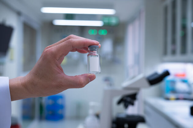 临床科学家正在准备一种疫苗 放在无菌的助推器中 用于感染大流行病毒的病人患者流感实验室