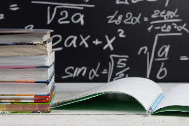 知识黑板背景上有数学公式的书和笔记本铅笔黑板教育