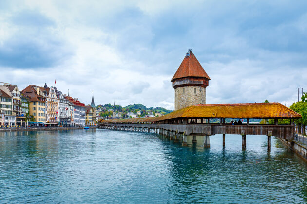 小教堂瑞士卢塞恩历史城市中心 有教堂桥和多云的卢塞恩湖云天河