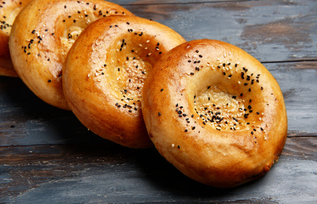 早餐木纹乌兹别克面包传统食物顶视图皮塔面包中东