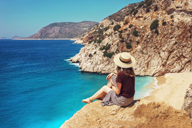 旅游年轻女子眺望美丽的卡普塔斯海滩 在一个阳光明媚的夏日假期里游览莱西亚海岸著名海岸土耳其