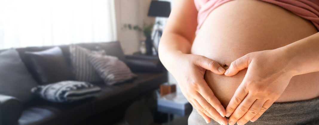 女人怀着宝宝的孕妇快乐产妇护理年轻保健