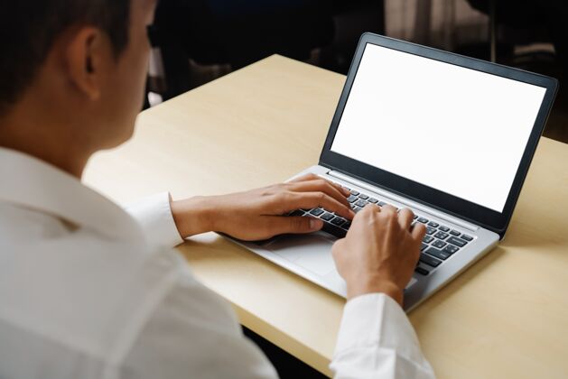 桌子商务人士或办公室工作人员坐在办公桌前使用笔记本电脑通讯工作区办公室