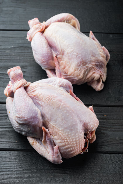食品全生自由放养新鲜鸡肉 放在黑木桌上鸡翅整个生的