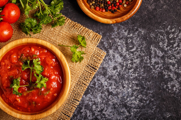 素食在一个木碗里放上大蒜和欧芹的番茄酱餐巾有机胡椒