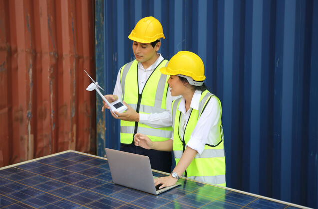 朋友技术人员安装太阳能电池板来生产和分配电力能源技术概念工人承包商解决方案