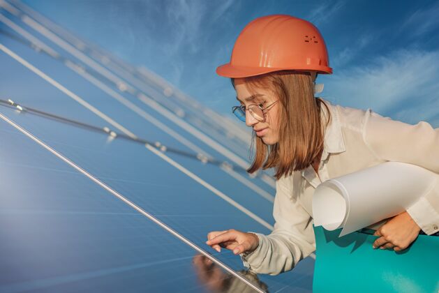 结构在太阳能发电厂检查设备的女商人发电机商业设备