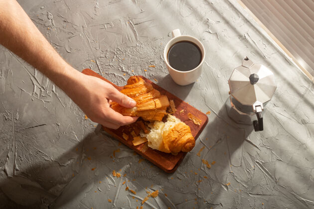 法国早餐有烤羊角面包和黑咖啡早餐和早餐的概念面包黄油早午餐