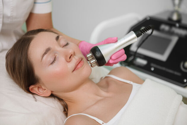 皮肤一个放松的女人在美容诊所做面部按摩的特写镜头沙龙护理皮肤科