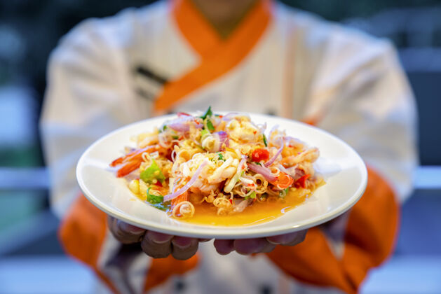 辣椒传统泰式辣面粉丝 配海鲜虾鱿鱼和泰式香草手美食食物