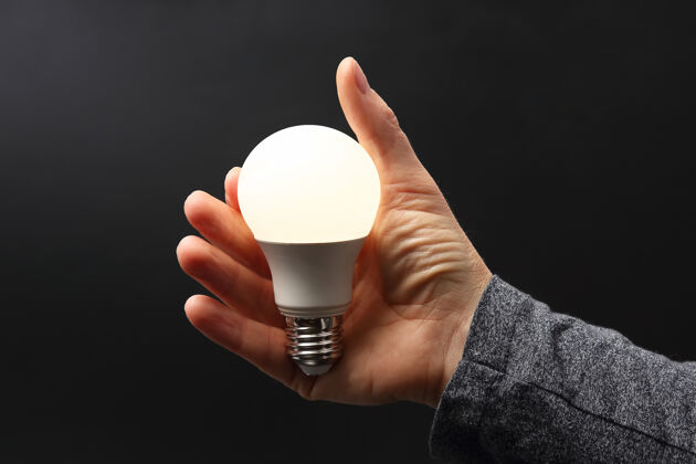 技术把led灯放在一个人的手掌里孤立灯照明生态