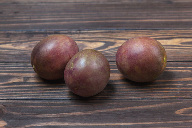 百香果成熟的西番莲 躺在木板上多汁水果异国情调