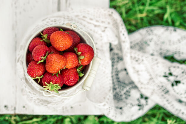 水果把草莓关在桶里 夏天在村里 收获食物收获自然