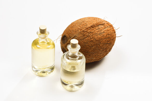 热带白色背景瓶装天然椰子油美食素食健康