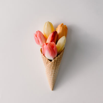 花雪糕筒 白色表面有五颜六色的花朵顶视图冰夏天