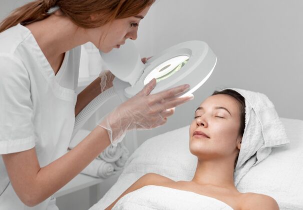 美容院美容师为女性客户做美容常规美容护理女人化妆品