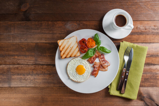 食物早餐在木制的乡村木板上煎鸡蛋和培根 食物背景鸡蛋早餐薯条