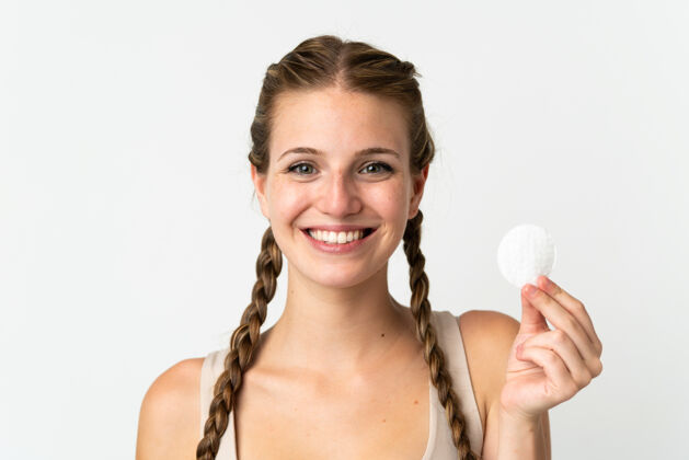 美容一位年轻的白人女性 被隔离在白色背景下 用化妆棉卸妆 微笑着自然化妆品垫
