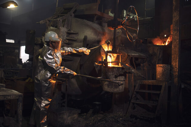 材料铸造工人正在检查燃烧炉中的钢水金属加工熔融车间