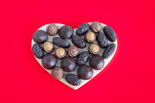 浪漫情人节心形巧克力盒上的红色食物巧克力最小