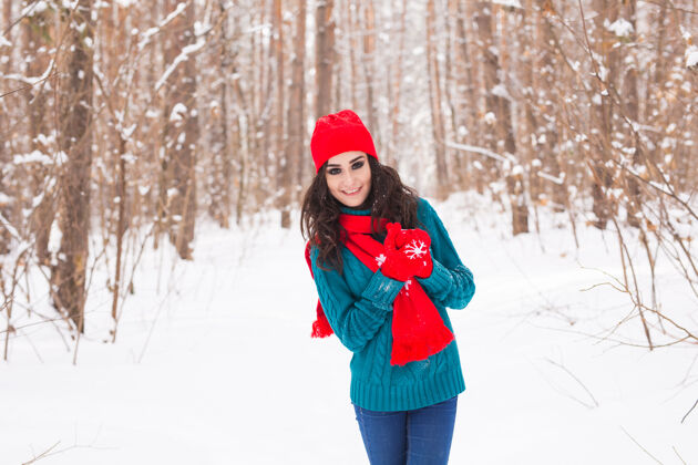 脸美丽的年轻女子行走在冬雪的大自然中柔软降雪圣诞节