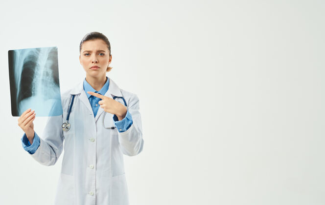 专业知识医生穿着医用长袍 拿着一张x光照片 用手做手势 复制空间情感放射科医学疾病