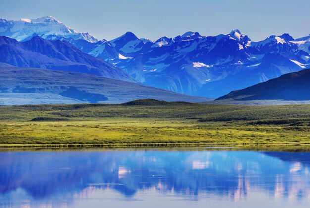 美国美国阿拉斯加风景如画的山脉夏天下雪覆盖着山丘 冰川和岩石山峰山峰徒步旅行积雪