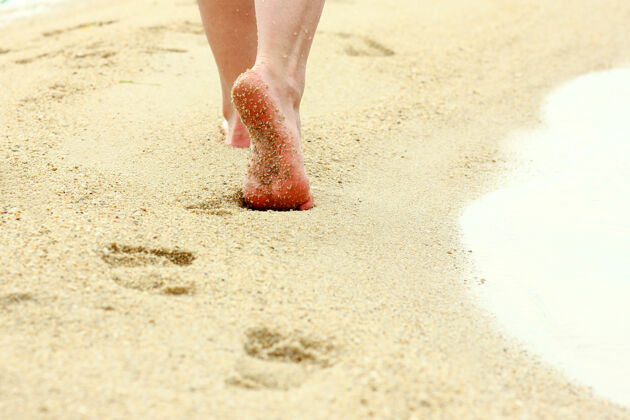 腿沙滩上的沙滩上有女人的脚印台阶脚放松