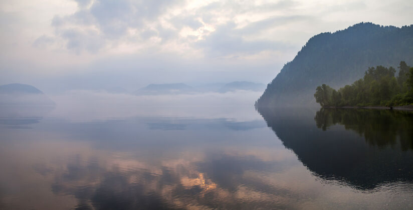 狂野雾蒙蒙的早晨 风景如画的山湖阴沉阴沉风景