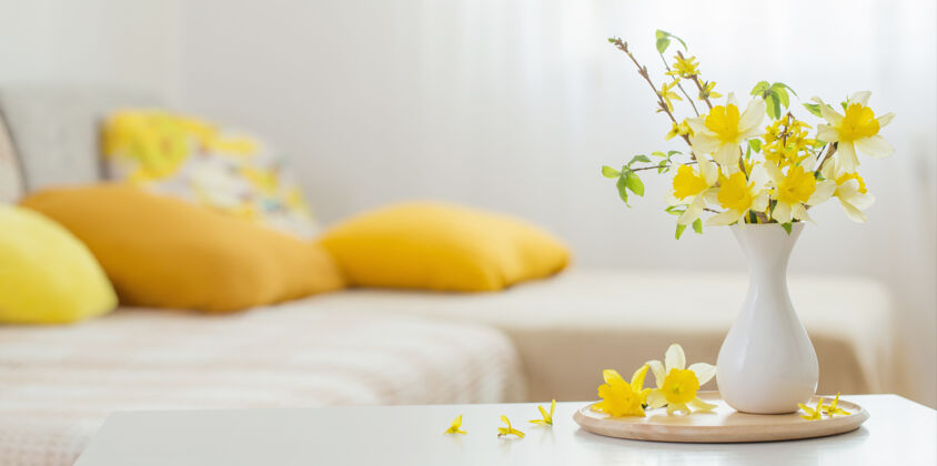 花卉现代室内花瓶里的春花花瓶桌子灯光