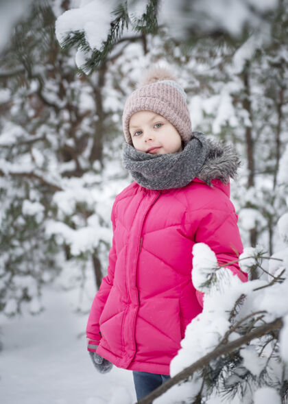 公园冬天的孩子一个小女孩 在外面玩冬天一个漂亮的冬天的孩子肖像快乐孩子 冬季户外乐趣小围巾雪