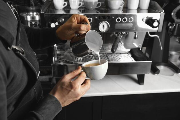 员工特写咖啡师煮咖啡美味生活方式饮料