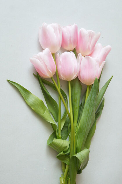 花束美丽的粉红色郁金香花束上的灰色约会婚礼妈妈