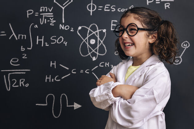 女孩有趣的戴眼镜的科学家小女孩笑了青年聪明聪明
