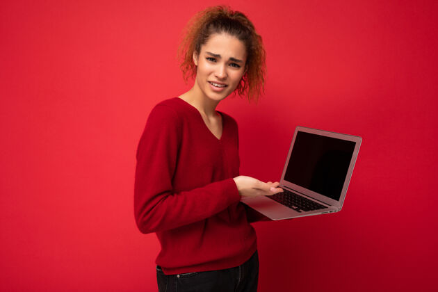 互联网一个美丽的金发女人拿着笔记本电脑的特写镜头远程工作难度用户