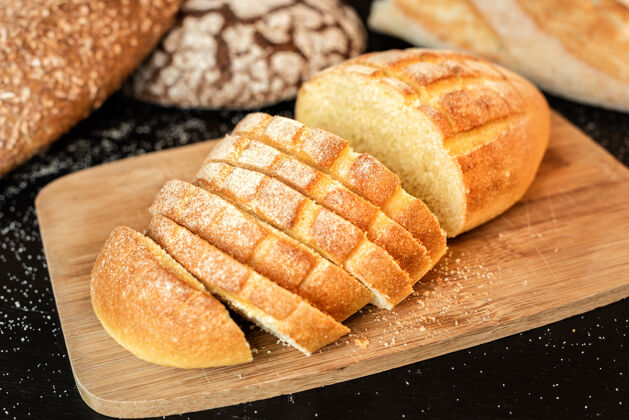 传统桌子上的切片面包背景上有各种各样的面包厨房各种块