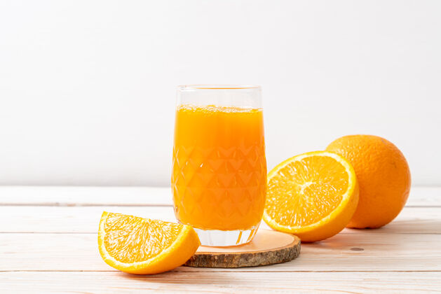 早餐新鲜的橙汁杯放在木头上自然鸡尾酒木头