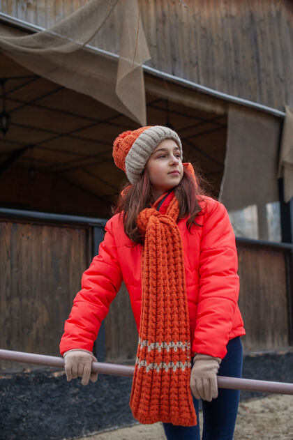 户外冬天的女孩衣服女孩10年老年人橙色夹克女孩戴着帽子散步季节肖像青少年