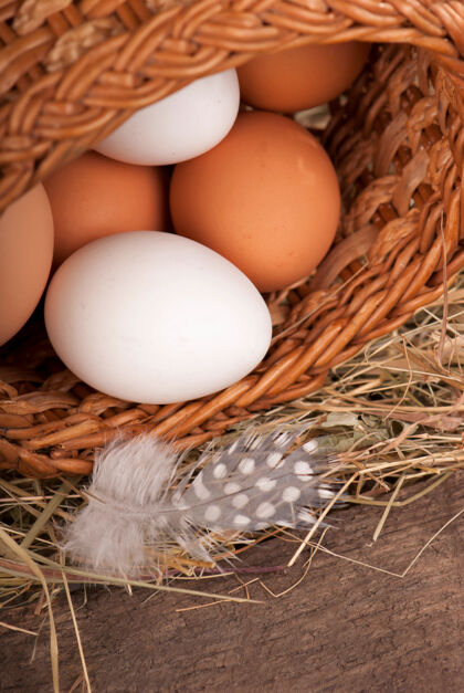农场木制背景上篮子里的鸡蛋传统植物出生