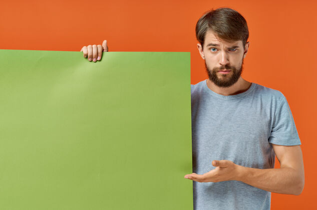 成人情感男士t恤绿色模型海报展示营销镜头通信男